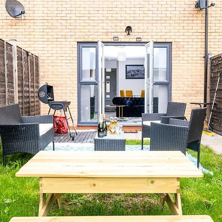 Luxury 2 Bed House City Centre ✘ Bbq & Garden ☆ Family Friendly→ Swingball & Outdoor Furniture - Free Parking → With 50 Inch Smart Tv, Free Netflix & Wifi ✘ Comfy Seating Area - By Maevela Birmingham Exterior photo