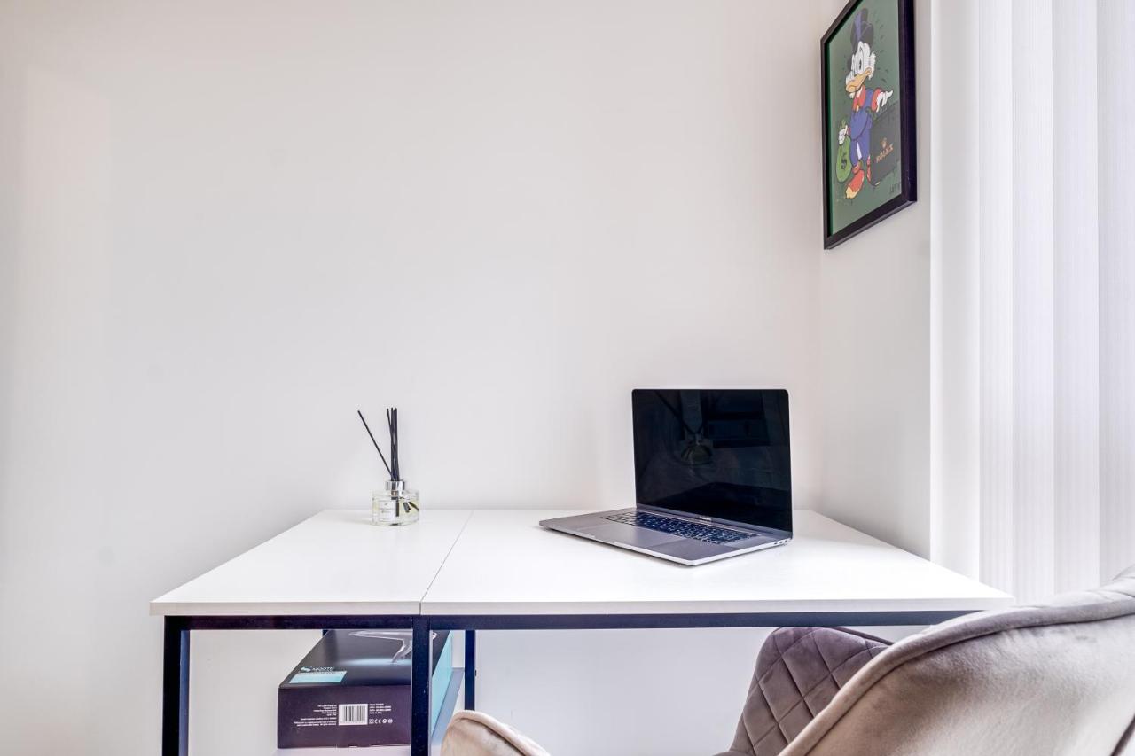Luxury 2 Bed House City Centre ✘ Bbq & Garden ☆ Family Friendly→ Swingball & Outdoor Furniture - Free Parking → With 50 Inch Smart Tv, Free Netflix & Wifi ✘ Comfy Seating Area - By Maevela Birmingham Exterior photo